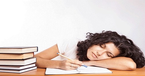 خواب کافی برای افزایش تمرکز برای یادگیری زبان